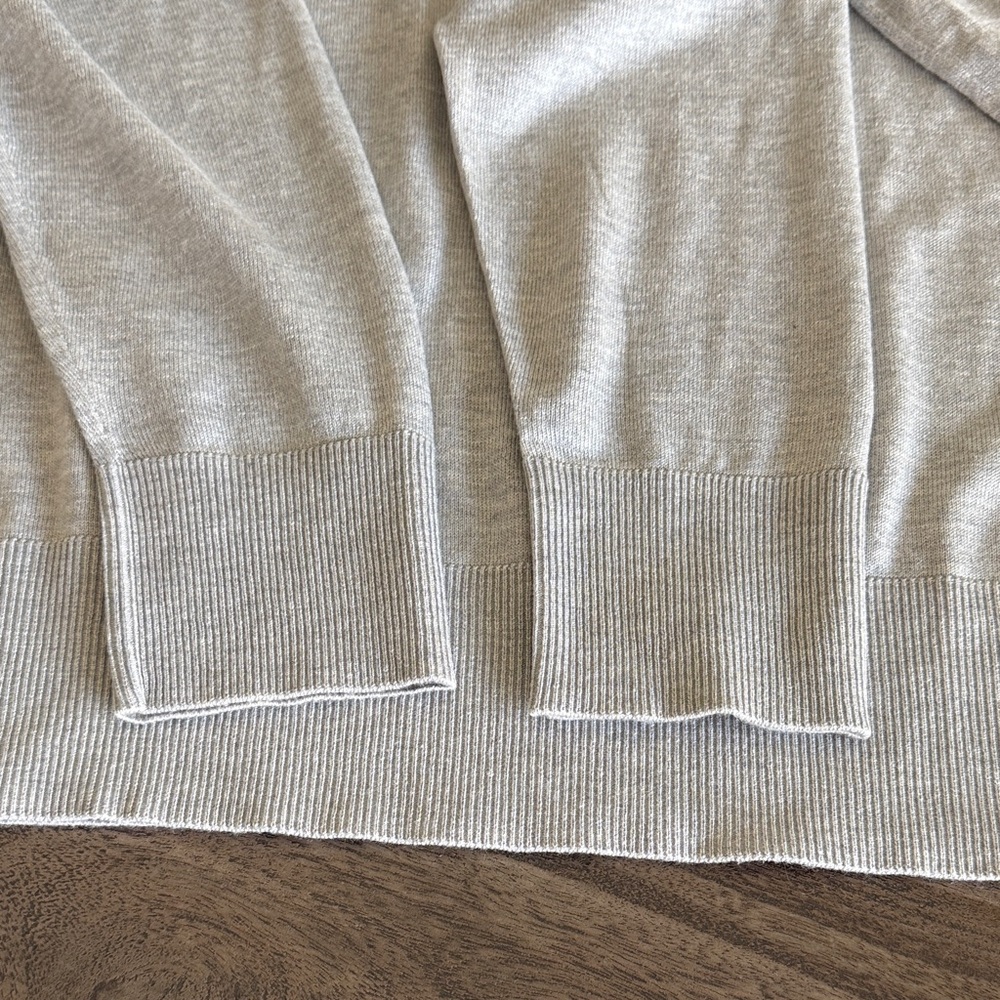 Banana Republic Women's Light Gray Crewneck Sweater - Picture 4 of 6